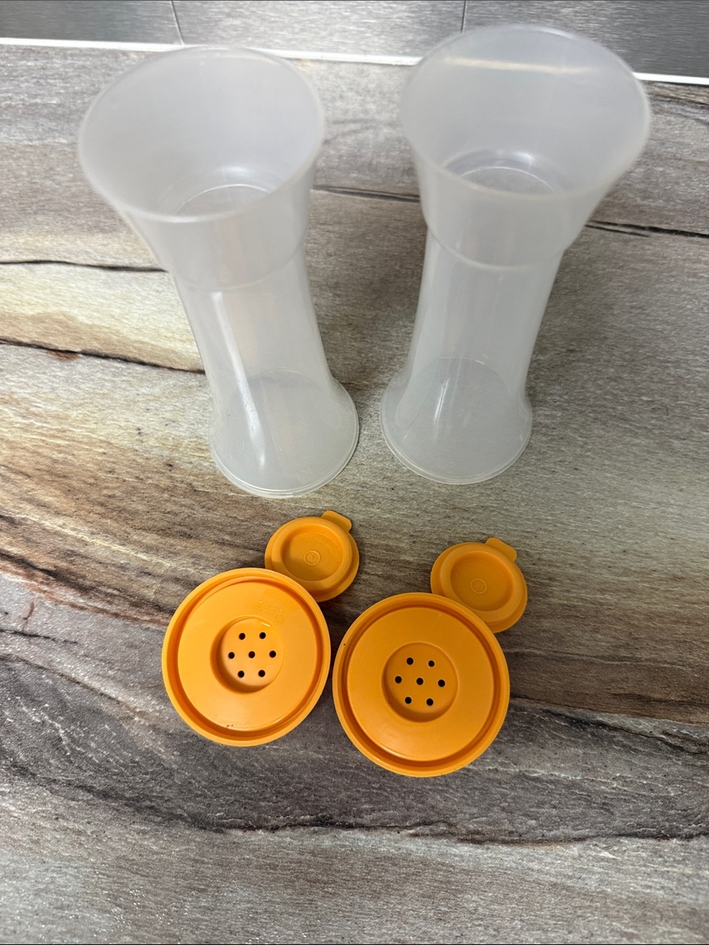 Tupperware Salt n Pepper Shakers - Picture 5 of 6